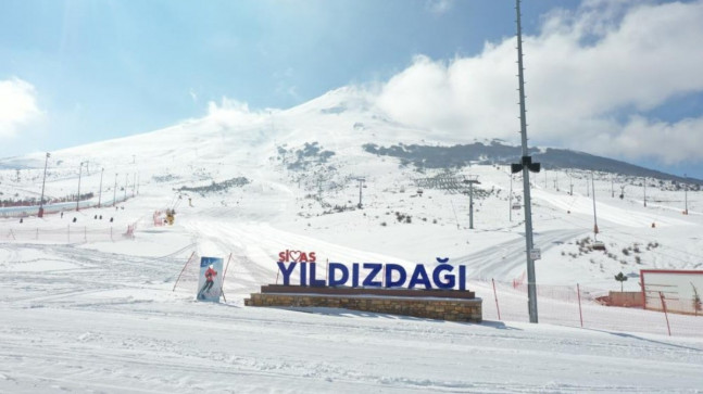 Sivas’ta Yıldız Dağı Kayak Merkezine yağan kar yüzleri güldürdü
