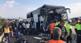Depremzede öğrencileri taşıyan otobüs kamyona çarptı: 2 ölü, 6 yaralı – Son Dakika Türkiye Haberleri