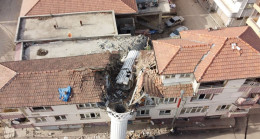 Yıkılan minare apartmanı ikiye böldü