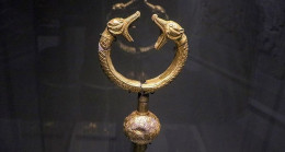 Malazgirt’te bulunan “çift başlı ejder” işlemeli altın kaplama tuğ ilk kez sergilendi