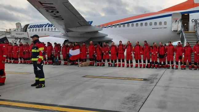 Çekya kurtarma ekibine Türk bayraklı karşılama – Son Dakika Dünya Haberleri