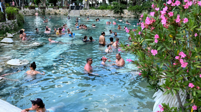 Pamukkale’deki antik termal havuz sıcağa rağmen boş kalmıyor