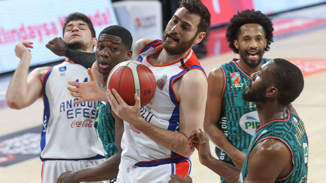 Anadolu Efes final serisinde 1-0 öne geçti