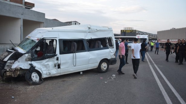 Tarım işçilerini taşıyan minibüs tır ile çarpıştı: 22 kişi yaralandı
