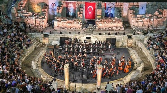 Cumhurbaşkanlığı Senfoni Orkestrası, antik tiyatroda konser verdi – Kültür Sanat & Sinema