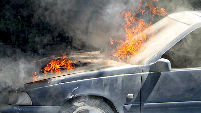 Ankara’da seyir halindeki otomobilin motorunda yangın