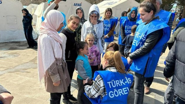 TÜRK-İŞ kadın heyeti deprem bölgesinde