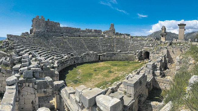 Antik tiyatrolarda tarihi seyretmek