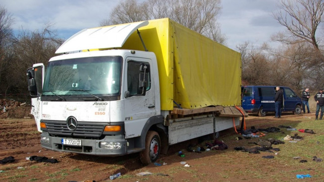 Bulgaristan’da terk edilmiş kamyonun kasasında 18 göçmen ölü bulundu