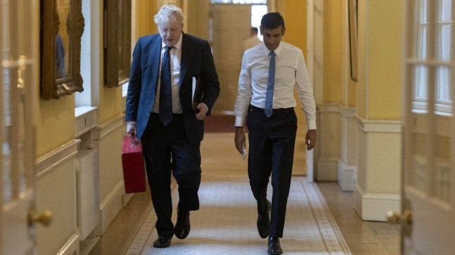 Boris Johnson’dan halefi Rishi Sunak’a uyarı