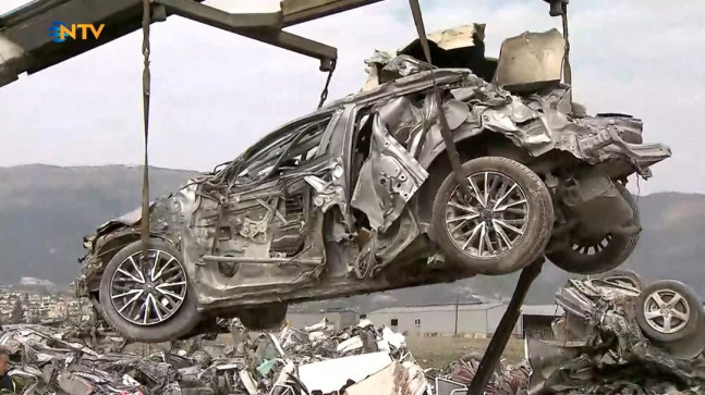 Depremin hurdaya çevirdiği araçların sahipleri aranıyor