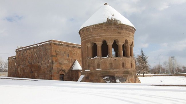 Bitlis’te tarihi yapılar karla kaplandı