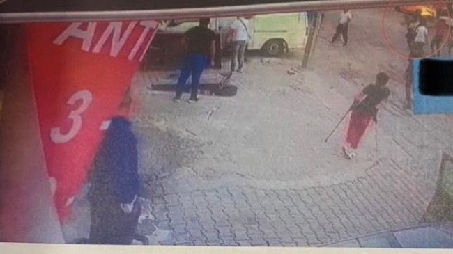 Engelli gence saldırıp araya girenleri bıçakladı… Olay sonrası bakın kendisini nasıl savundu