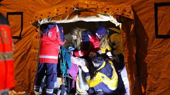 Enkaz altında kalıp ölenlerin sesini duymadınız bari şimdi bizim sesimizi duyun