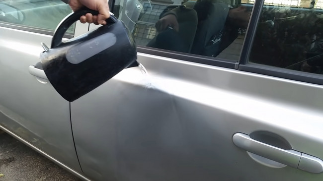 Kaynar su ve pompa kullanarak otomobildeki göçükleri düzeltebildiklerini iddia ediyorlar