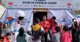 Oyun ve etkinlik çadırında çocuklara moral ve eğitim desteği