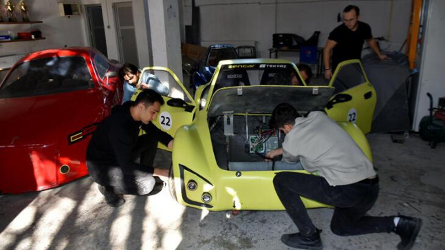 Atölyeye kapanan üniversite öğrencileri, 8 ayda elektrikli araç üretti