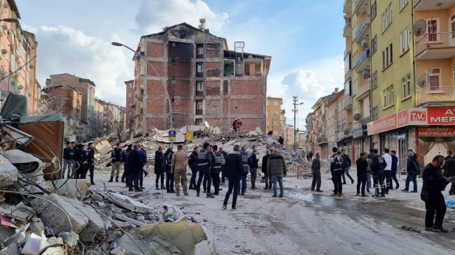 Malatya’da 5 katlı bina çöktü – Son Dakika Türkiye Haberleri