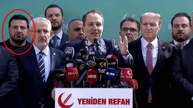 Erbakan ittifak kararını açıklarken herkes arkasındaki Davut Güloğlu’na odaklandı: Burada ne işi var?