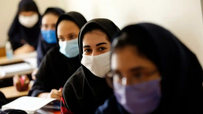 İran’ın Urumiye kentindeki kız yurdunda yüzlerce öğrenci zehirlendi
