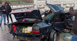 Kamyona arkadan çarpan otomobilde 2 kişi öldü, 6 kişi yaralandı