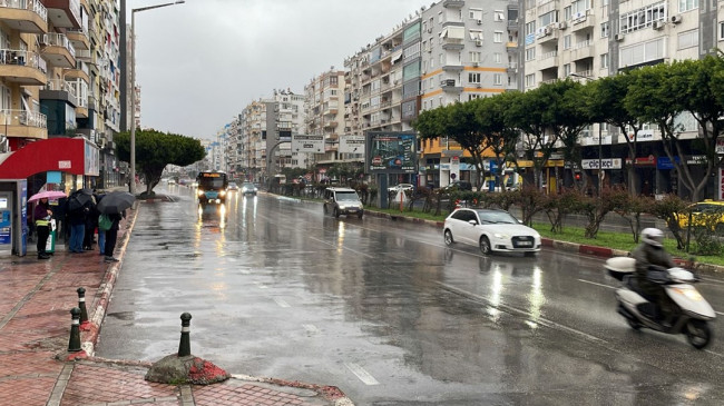 Sel uyarısı verilen Antalya’da sağanak etkili oluyor – Son Dakika Türkiye Haberleri