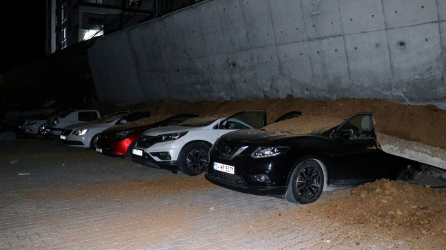 Yozgat’ta istinat duvarı park halindeki 11 aracın üzerine çöktü – Son Dakika Türkiye Haberleri