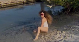 Dilan Çıtak beyaz mayosuyla yazı getirdi