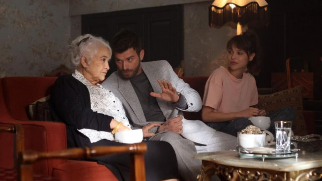 Aile Seher kimdir? Aile dizisinde babaannenin hastalığı nedir? Emel Göksu kaç yaşında?