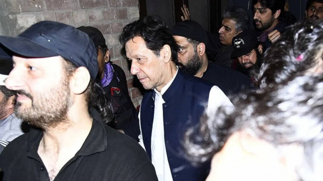 Kefaletle serbest bırakılan eski Pakistan Başbakanı Han’dan “özgürlük protestoları” çağrısı