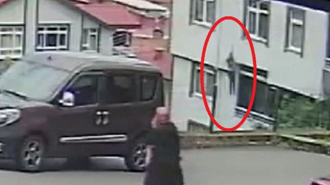 Cam silen kadının 5’inci kattan düşme anı kamerada