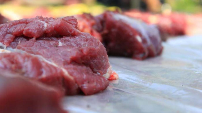 Çiğ et tüketimi ve çiğ et ile temas etmek tehlikeli olabilir
