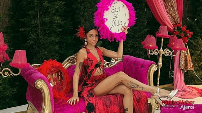 Zeynep Bastık Roman Havası İle 30 Yaşına Girdi – Magazin