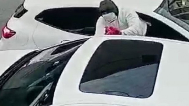 Güvenlik kamerası bile önlem olmadı: Aracı 1 ayda 2 kez soyuldu!