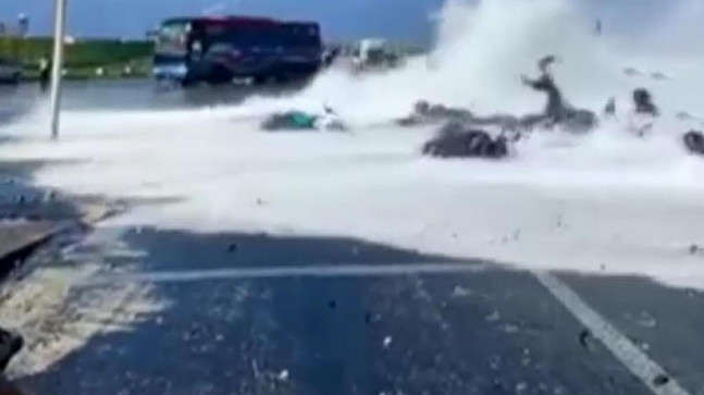 Sahile vuran dalga, araçları ve insanları sürükledi! O anlar kamerada