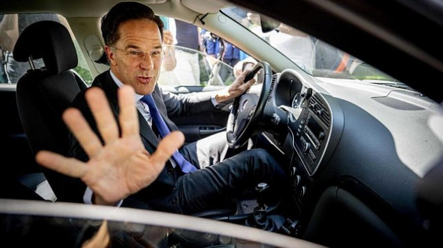 Hollanda’da koalisyon hükümeti istifasını krala sundu – Dünya