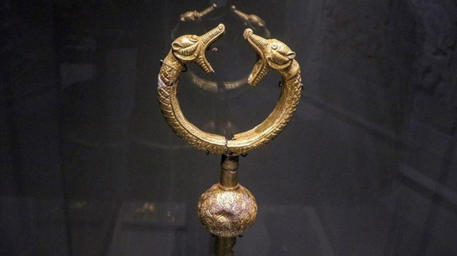 Malazgirt’te bulunan “çift başlı ejder” işlemeli altın kaplama tuğ ilk kez sergilendi