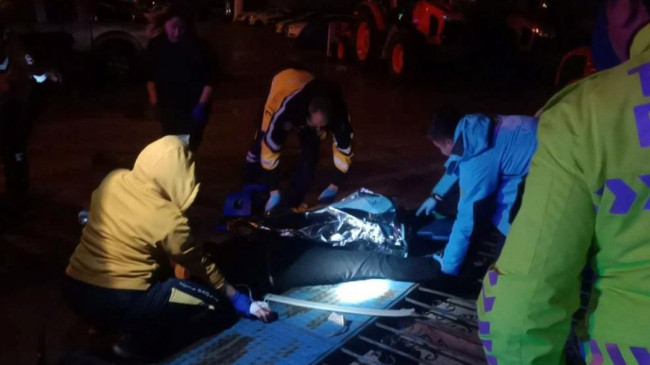 Otomobil, traktör bayisine girdi: araçtan fırlayan kadının ayağı kapıya sıkıştı – Son Dakika Türkiye Haberleri