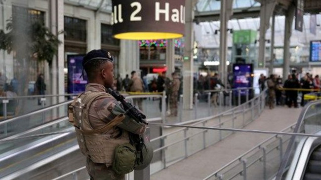 SON DAKİKA HABERİ: Paris’te bıçaklı saldırı – Son Dakika Dünya Haberleri