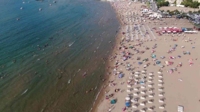 30 Ağustos’ta vatandaşlar denize akın etti, Şile’de plajlar doldu taştı -3