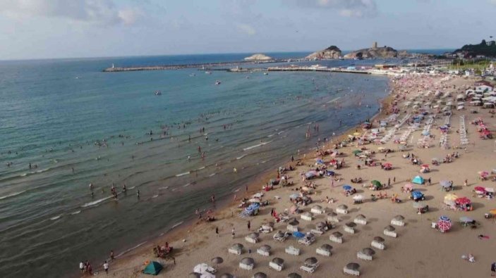 30 Ağustos’ta vatandaşlar denize akın etti, Şile’de plajlar doldu taştı -1