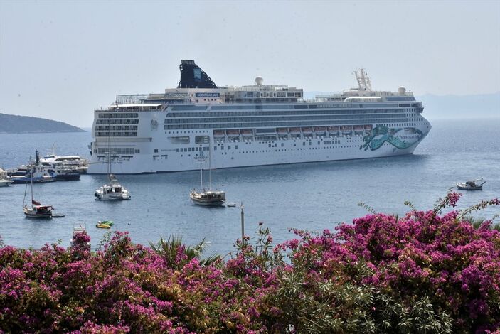 Norwegian Jade, ilk kez Bodrum'da demirledi