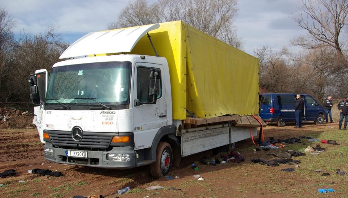 Bulgaristan’da terk edilmiş kamyonun kasasında 18 göçmen ölü bulundu
