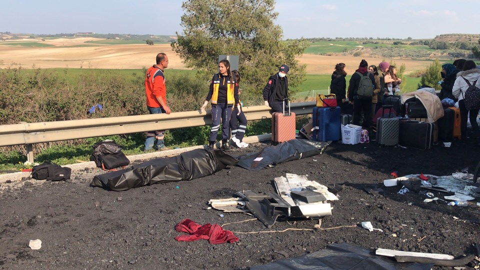 Depremzede öğrencileri taşıyan otobüs kamyona çarptı: 2 ölü, 6 yaralı - 1