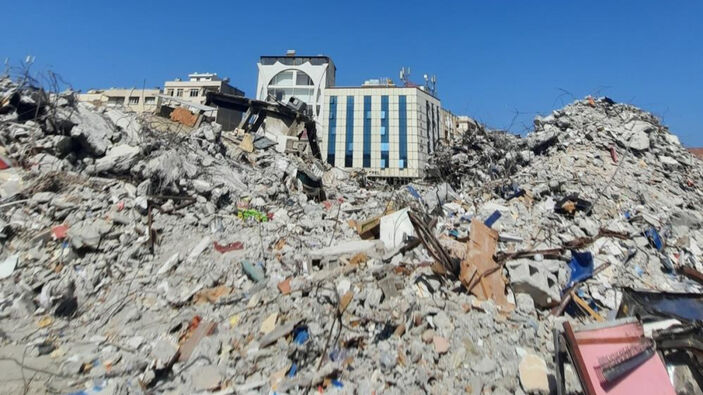 Hatay'da enkaz altında bulunan bebeğin mucize kurtuluşu