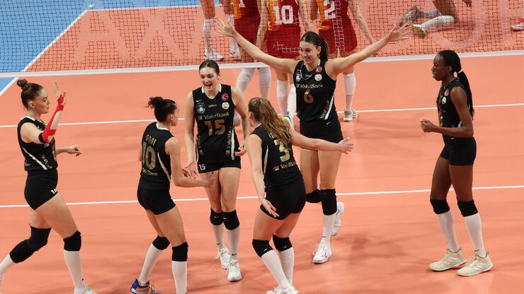 Vakıfbank, Galatasaray'ı yenerek yarı finale yükseldi