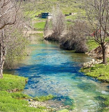 Mardin’in Mazıdağı ilçesinde bulunan ve doğa güzellikleriyle göz kamaştıran Karasu Çayı ziyaretçilerini bekliyor