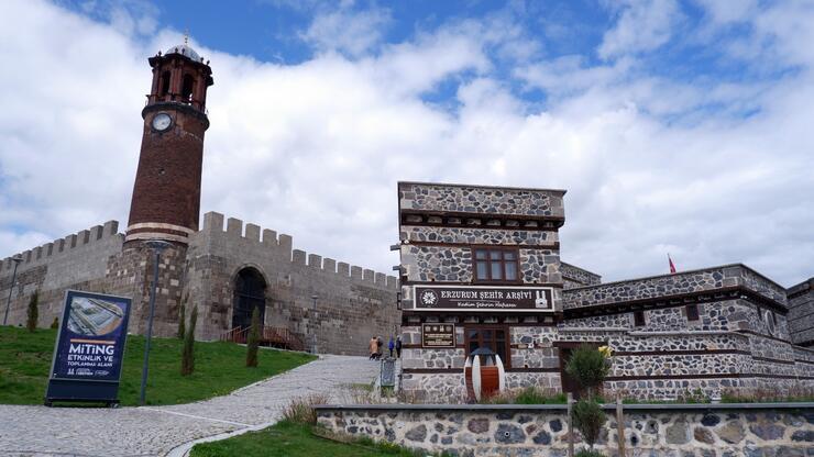 Erzurum Şehir Arşivi’ne ziyaretçi akını