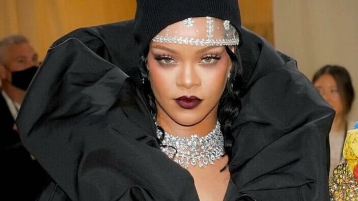 Karnı burnunda Rihanna'dan çıplak poz!