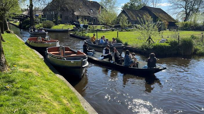 Turistler akın ediyor! Hollanda'nın araba yolu olmayan köyü Giethoorn